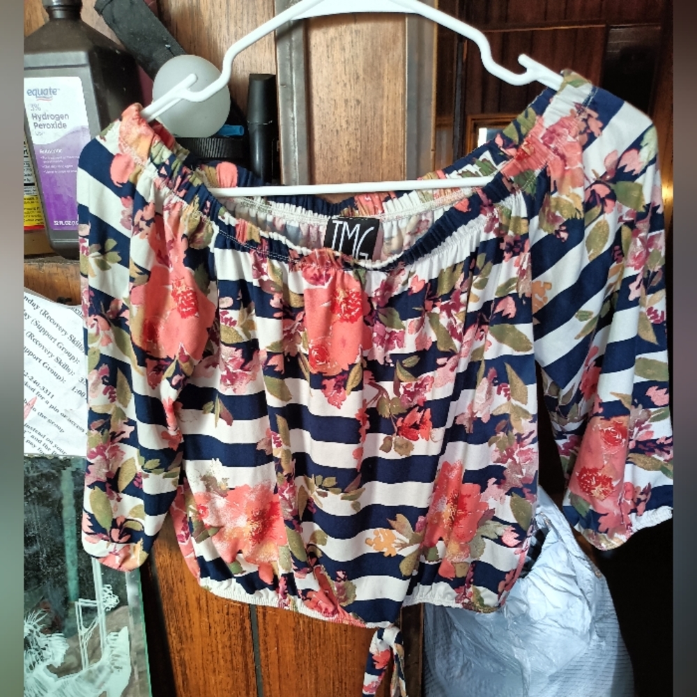 Small crop top shirt